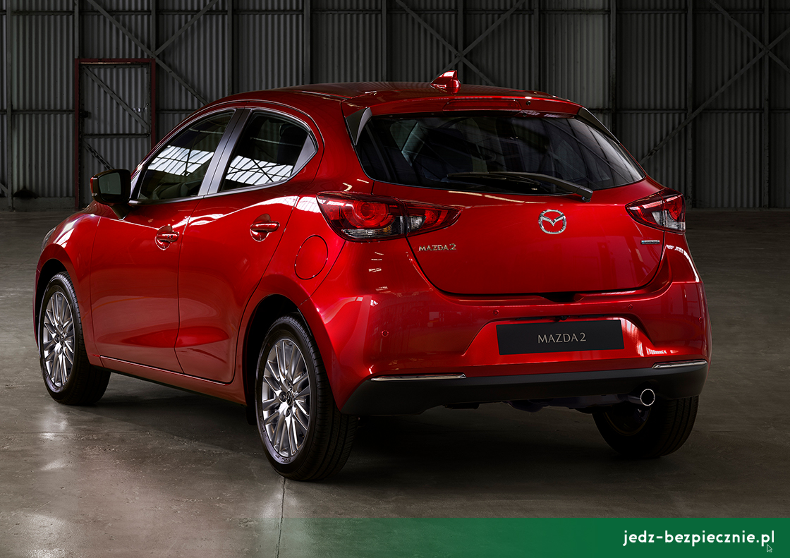 Premiera tygodnia - Mazda 2 RM 2022 - tył auta kolorze Soul Red Crystal